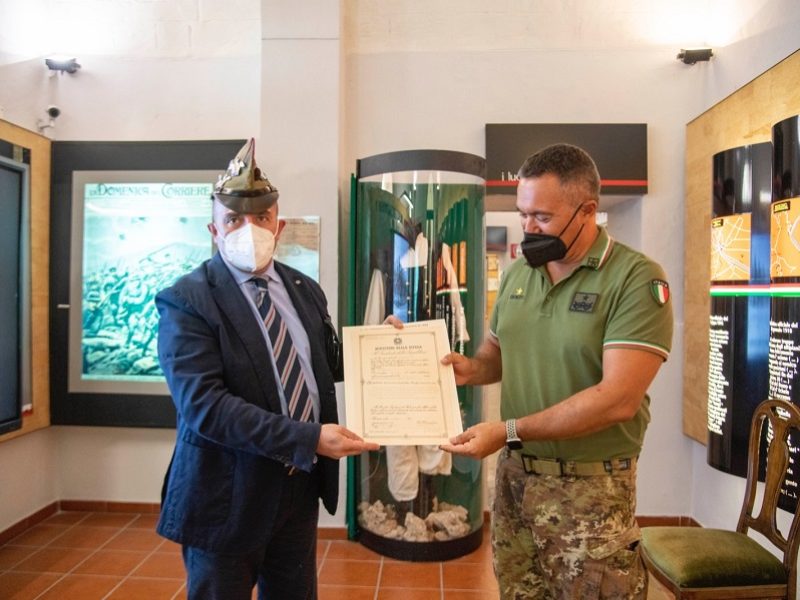 Cagliari 28 settembre 2022: dono al Museo della Brigata Sassari